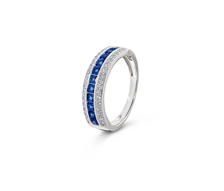 Gros plan d'une bague en argent 925 avec des pierres bleues et blanches.