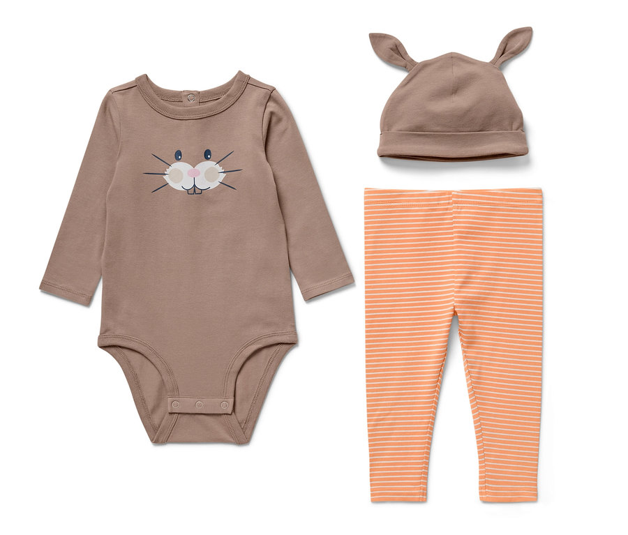 Un body marron avec un imprimé lapin, un bonnet marron avec des oreilles et un pantalon rayé orange de l'ensemble pour bébé.