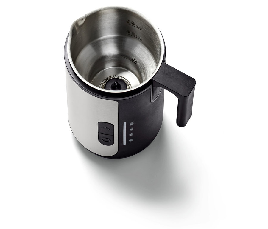 Détail d'un mousseur à lait avec une poignée, montrant l'intérieur du récipient en acier inoxydable.