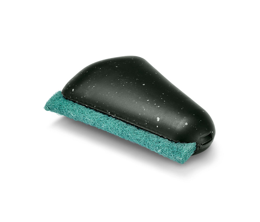 Gros plan d'une raclette pour angles et joints avec une éponge bleu-vert.