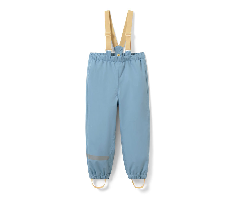 Pantalon imperméable bleu clair pour tout-petit avec des bretelles beige.