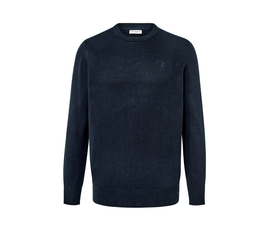 Pull bleu marine à encolure ronde.