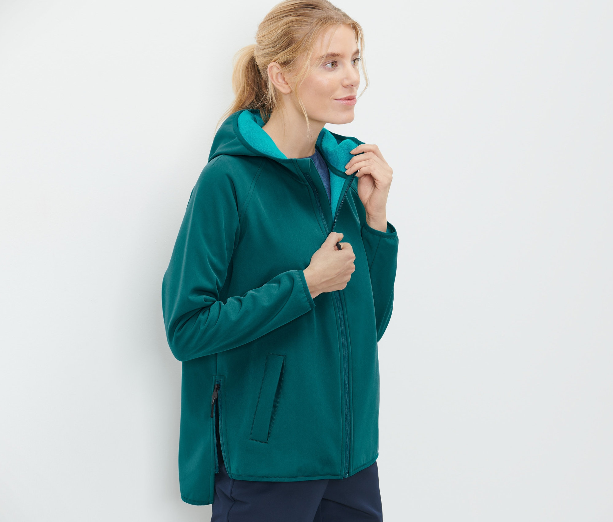 Femme fermant sa veste en softshell.