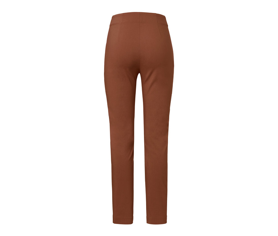 Vue détaillée de l'arrière d'un pantalon stretch couleur cognac.
