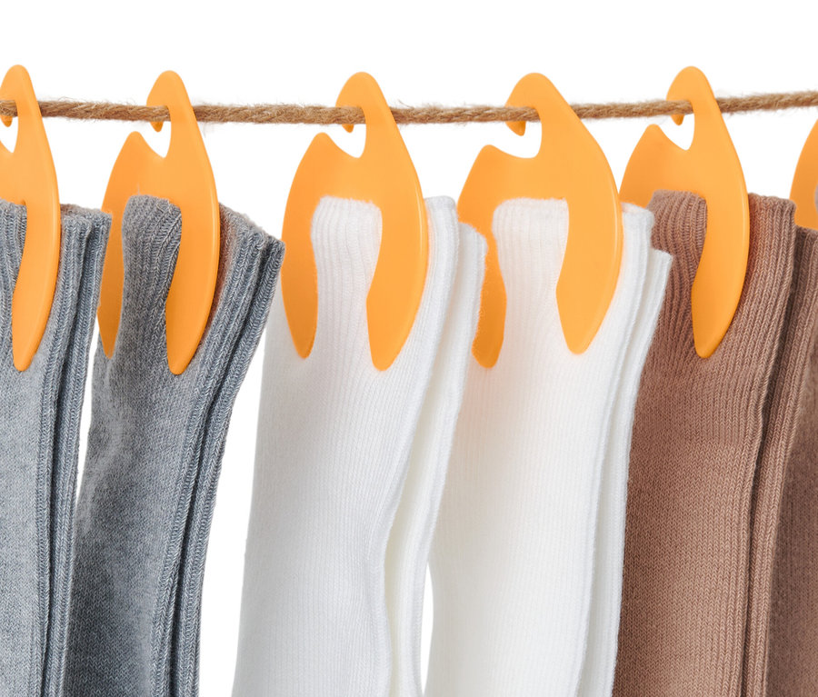 Des chaussettes sont suspendues à une corde à linge à l'aide de 20 clips à chaussettes.