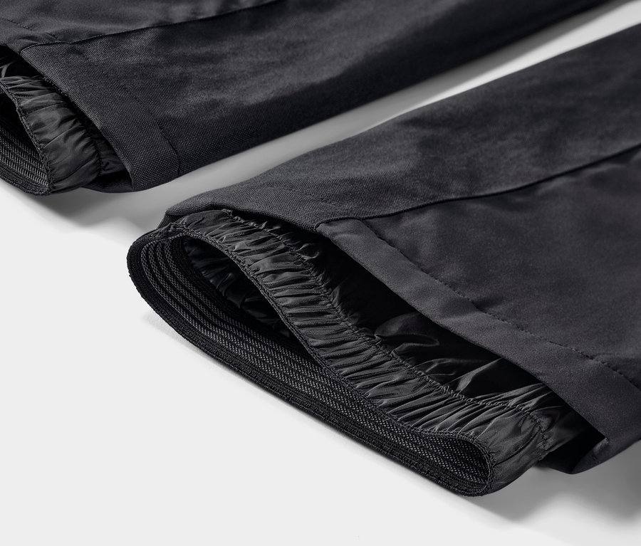 Gros plan sur un pantalon de ski taille haute noir.