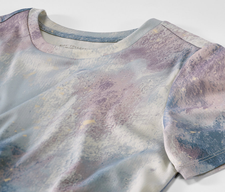 Gros plan sur l'un des 2 t-shirts de sport pour enfant avec un motif coloré abstrait.