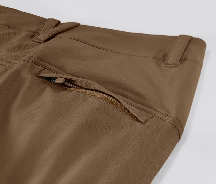 Gros plan sur un pantalon cargo en softshell beige.