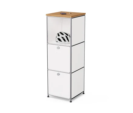Commode étroite en métal « CN3 » avec plateau en bois et 2 abattants, blanc. Un casque blanc est visible sur l'étagère supérieure.