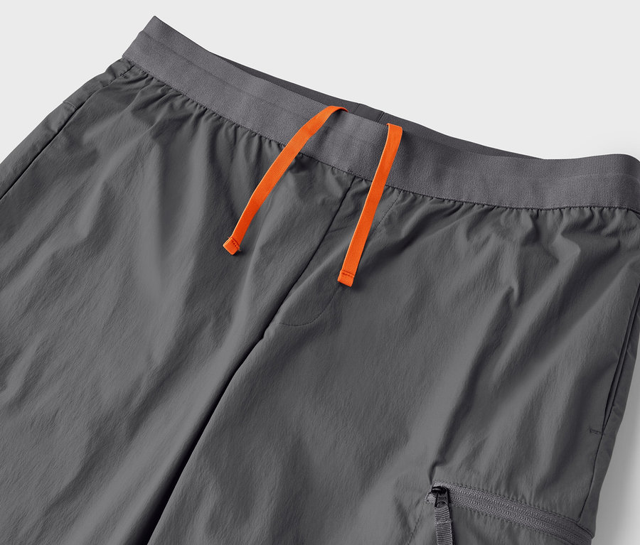 Détail d'un pantalon fonctionnel léger gris avec cordon de serrage.