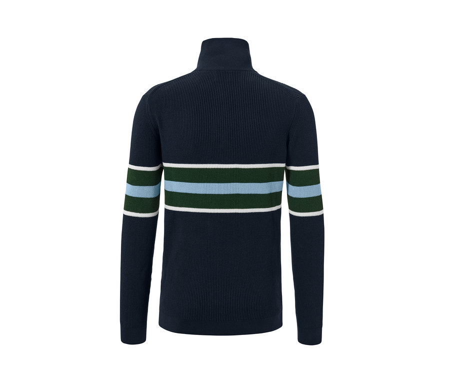 Un pull camionneur bleu marine avec des rayures vertes, bleues et blanches.