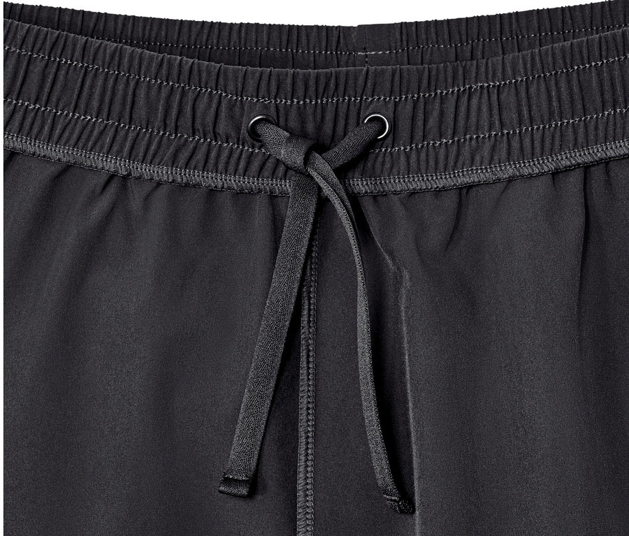 Gros plan sur un short de sport noir avec cordon de serrage.