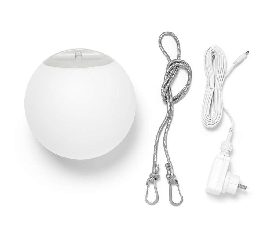 Une lampe avec balancier à pile LED blanche avec un câble de chargement et une corde.