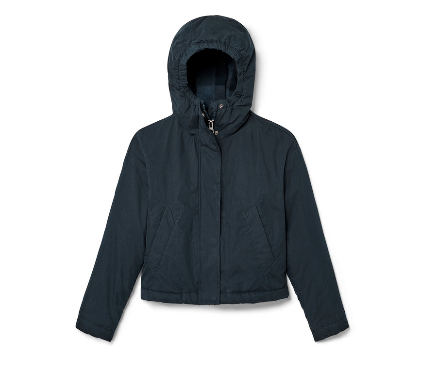 Une veste de mi-saison bleu marine pour enfants avec capuche sur fond blanc.