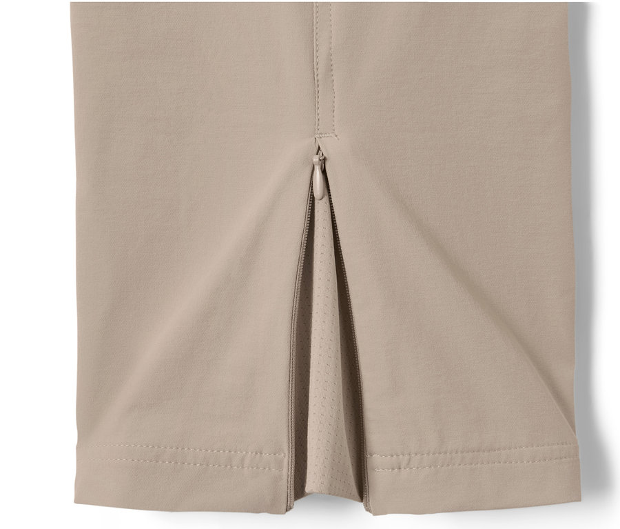 Détail d'un pantalon d'extérieur beige clair avec fermeture éclair.