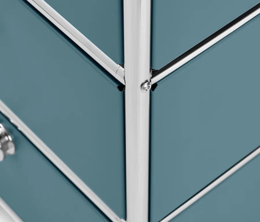 Gros plan sur le caisson à roulettes «
CN3
» avec 3 tiroirs, gris bleu.