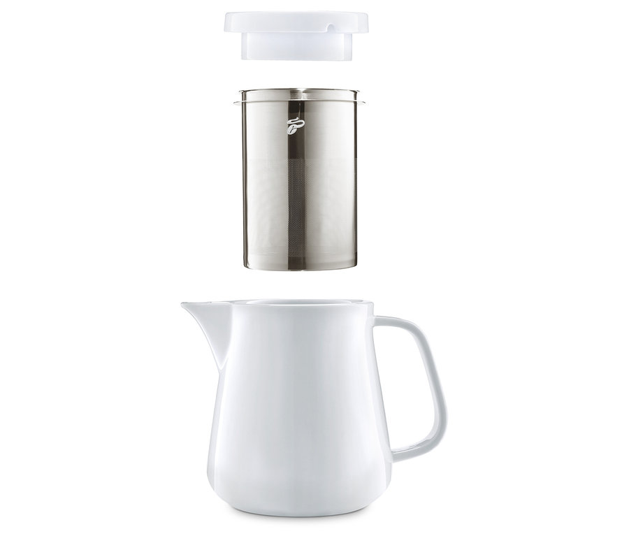 Une cafetière en céramique blanche démontée avec filtre et couvercle.