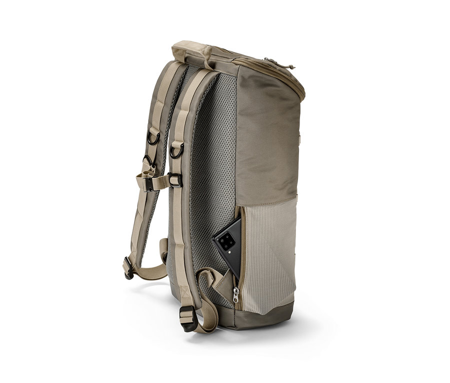 Gros plan d'un sac à dos d'extérieur avec un smartphone dans la poche latérale.