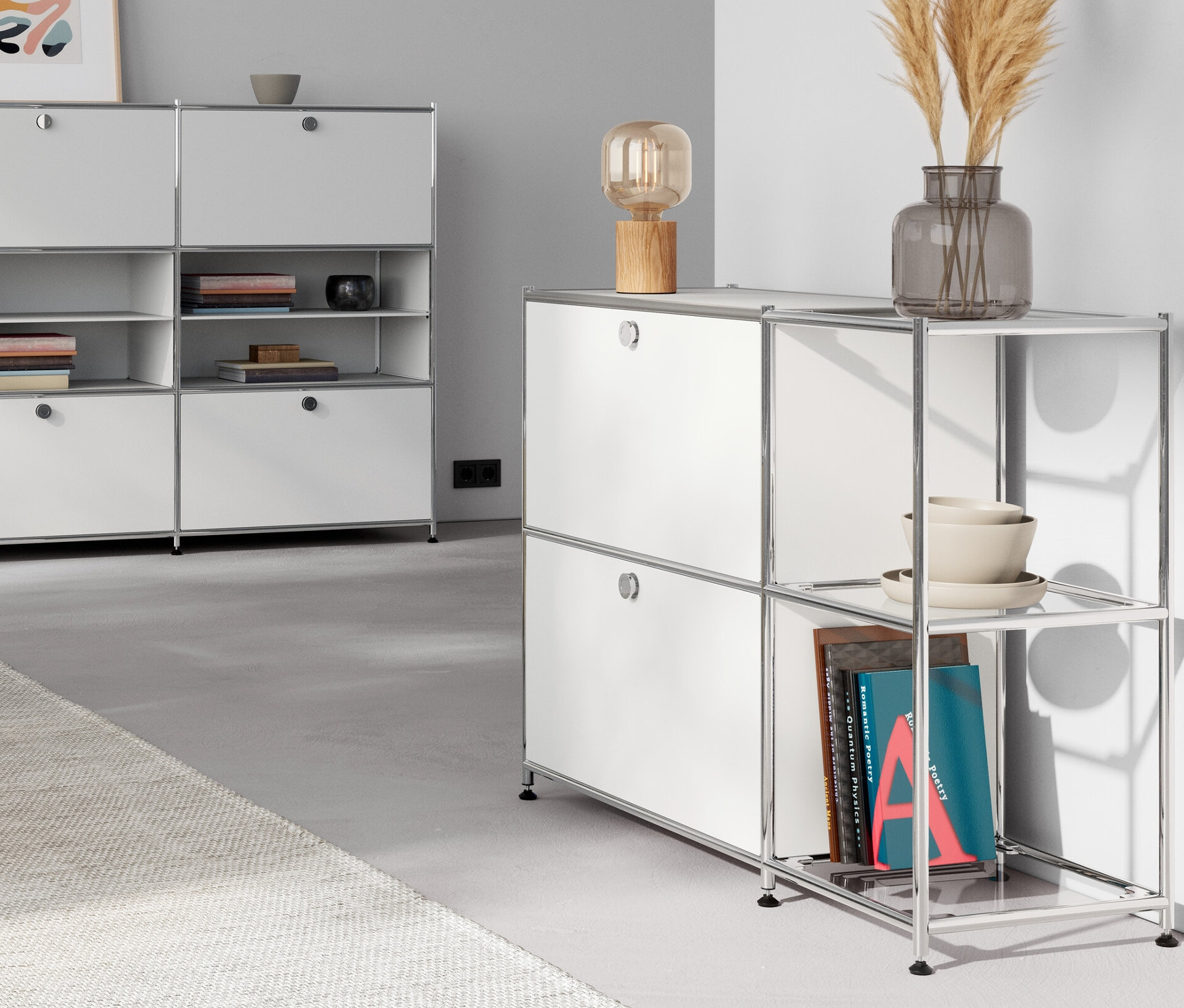 Salon avec lampe de table en bois sur commode en métal «
CN3
» à 4 abattants, blanc. Table d’appoint en métal «
CN3
» jaune avec abattant.