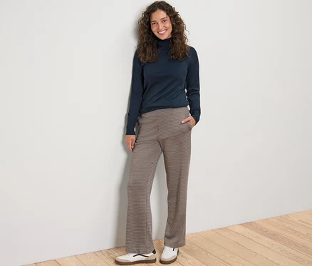 Femme posant en pantalon jacquard confort.
