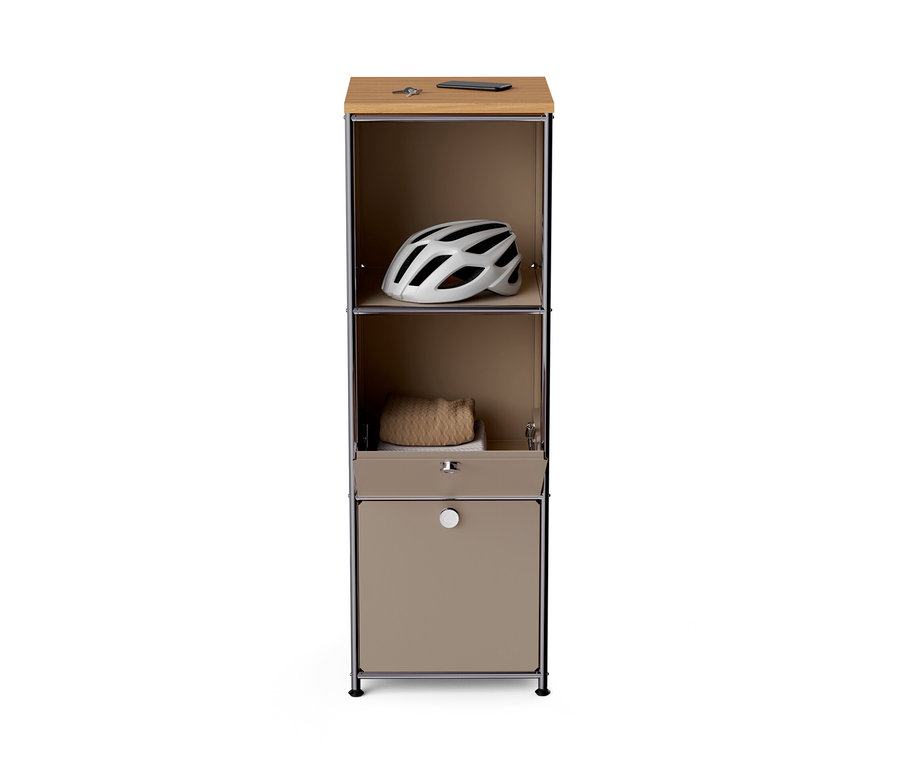 Commode étroite en métal « CN3 » taupe avec plateau en bois et 2 abattants. À l'intérieur, un casque et une corde.