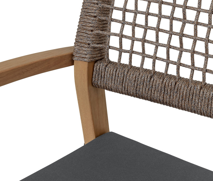 Détail d'une chaise de salle à manger empilable avec coussin d'assise.
