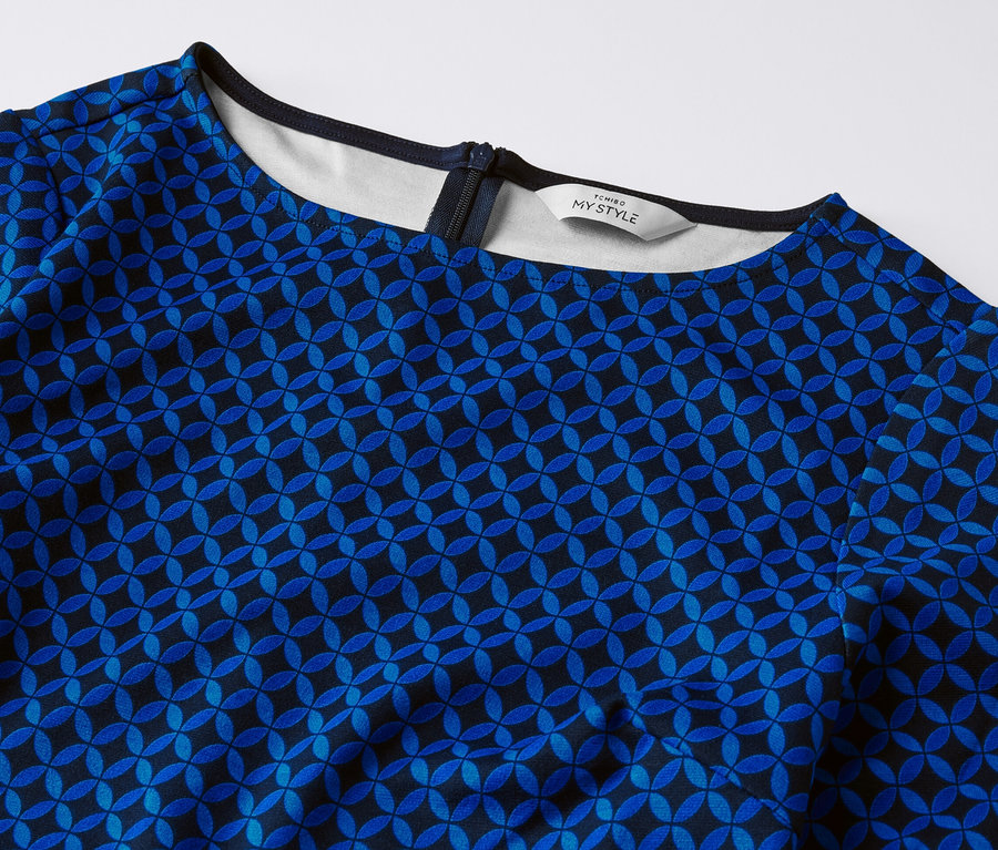 Détail d'une robe en jersey imprimée.