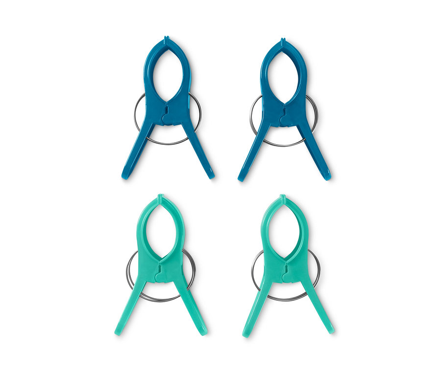 Quatre pinces à linge : deux bleues et deux vertes.