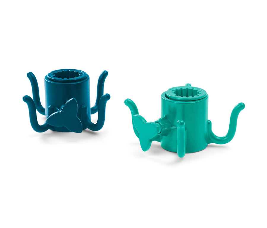 Deux crochets de parasol, un bleu, un vert, posés sur un fond blanc.