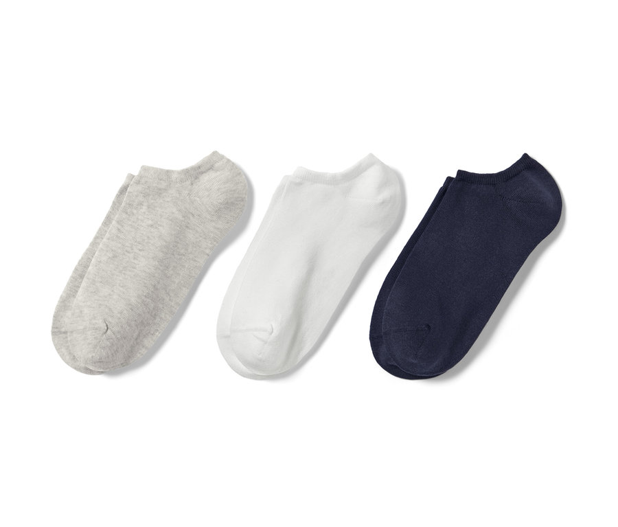 Trois paires de socquettes de sport : grise, blanche et bleu marine.