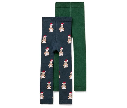 Deux leggings pour enfants : un bleu foncé avec un imprimé d’ours en peluche portant des bonnets rouges, l’autre vert.