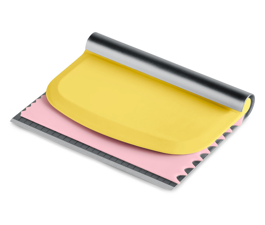 Racloir à pâte jaune avec bord rose dentelé et manche argenté.