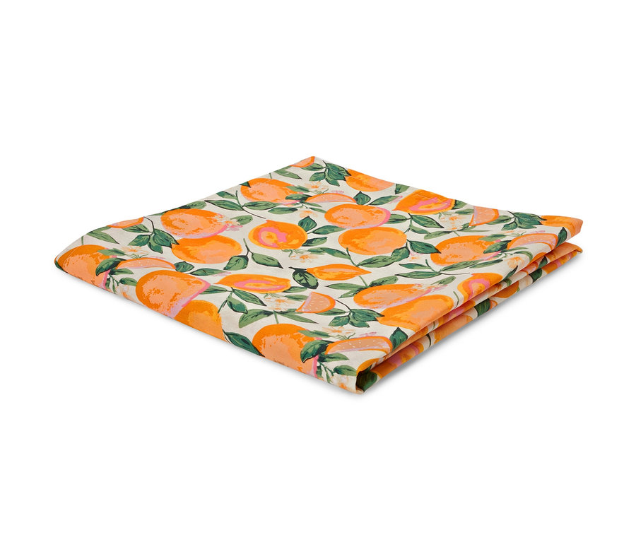 Une nappe lavable pliée avec un imprimé d'oranges et de feuilles.