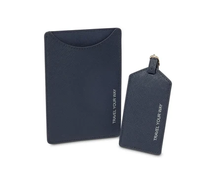 Une pochette pour passeport bleue et une étiquette à bagages avec l'inscription TRAVEL YOUR WAY.