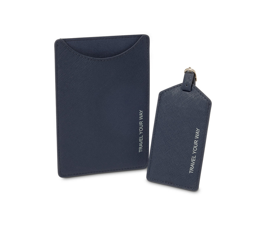 Une pochette pour passeport bleue et une étiquette à bagages avec l'inscription TRAVEL YOUR WAY.