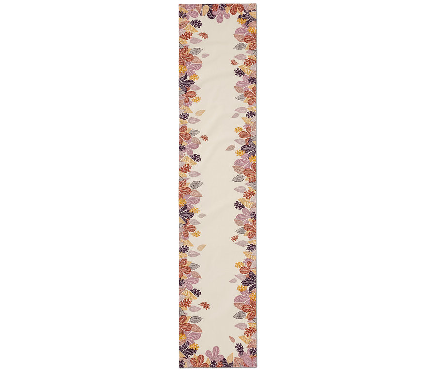 Chemin de table beige avec des feuilles d'automne des deux côtés.