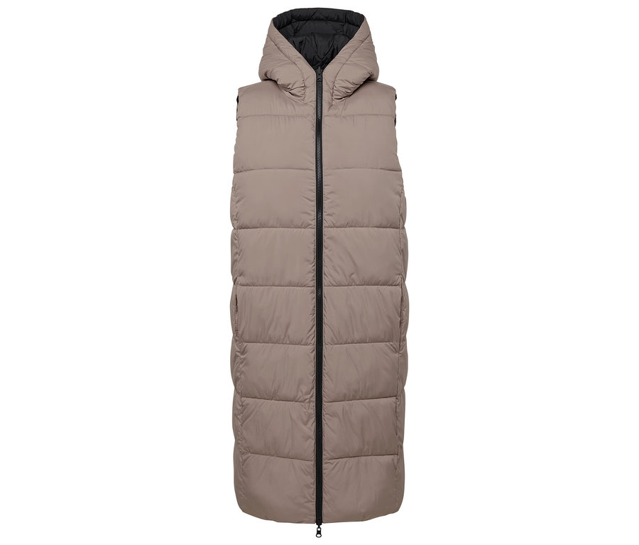 Une longue veste matelassée beige avec une capuche et une fermeture éclair noire.
