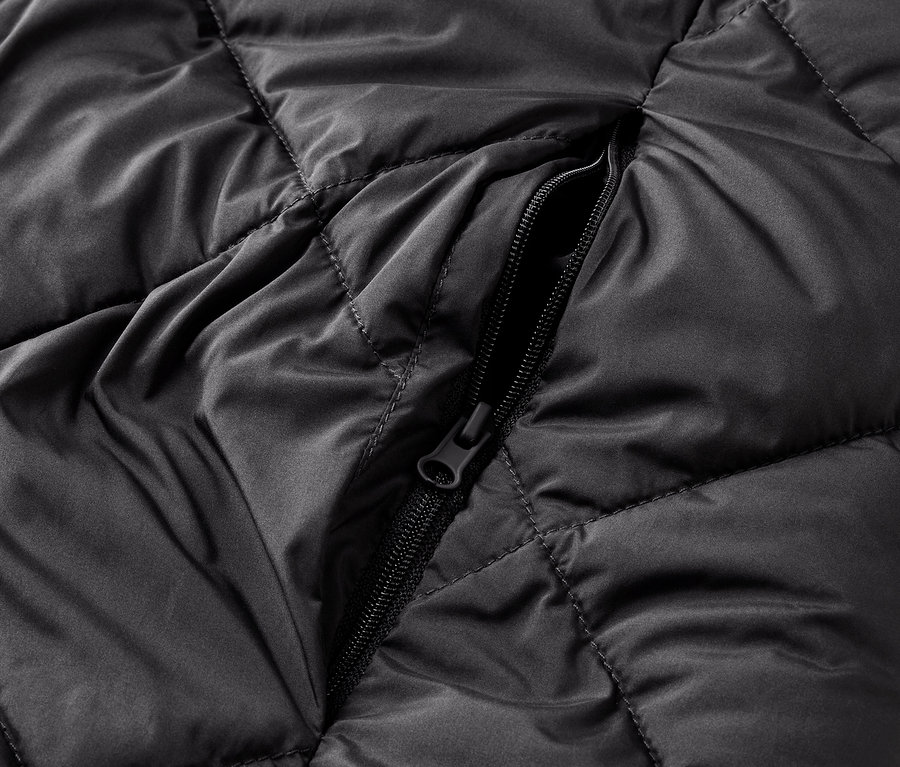 Gros plan d'une veste matelassée noire avec fermeture éclair.