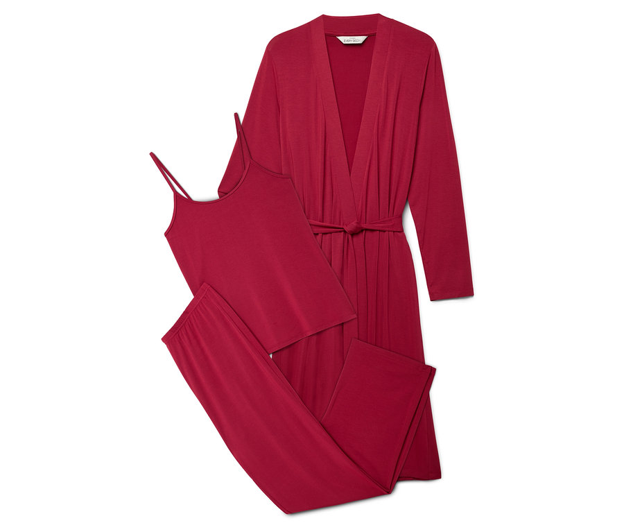 Un ensemble de pyjama rouge pour femmes comprenant un peignoir, un débardeur et un pantalon.