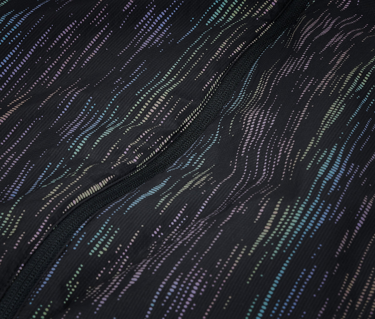 Gros plan sur une veste thermique avec un motif réfléchissant.