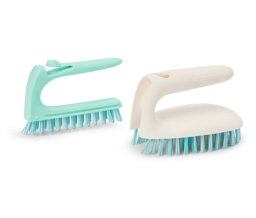 Deux brosses à récurer, une turquoise et une crème.