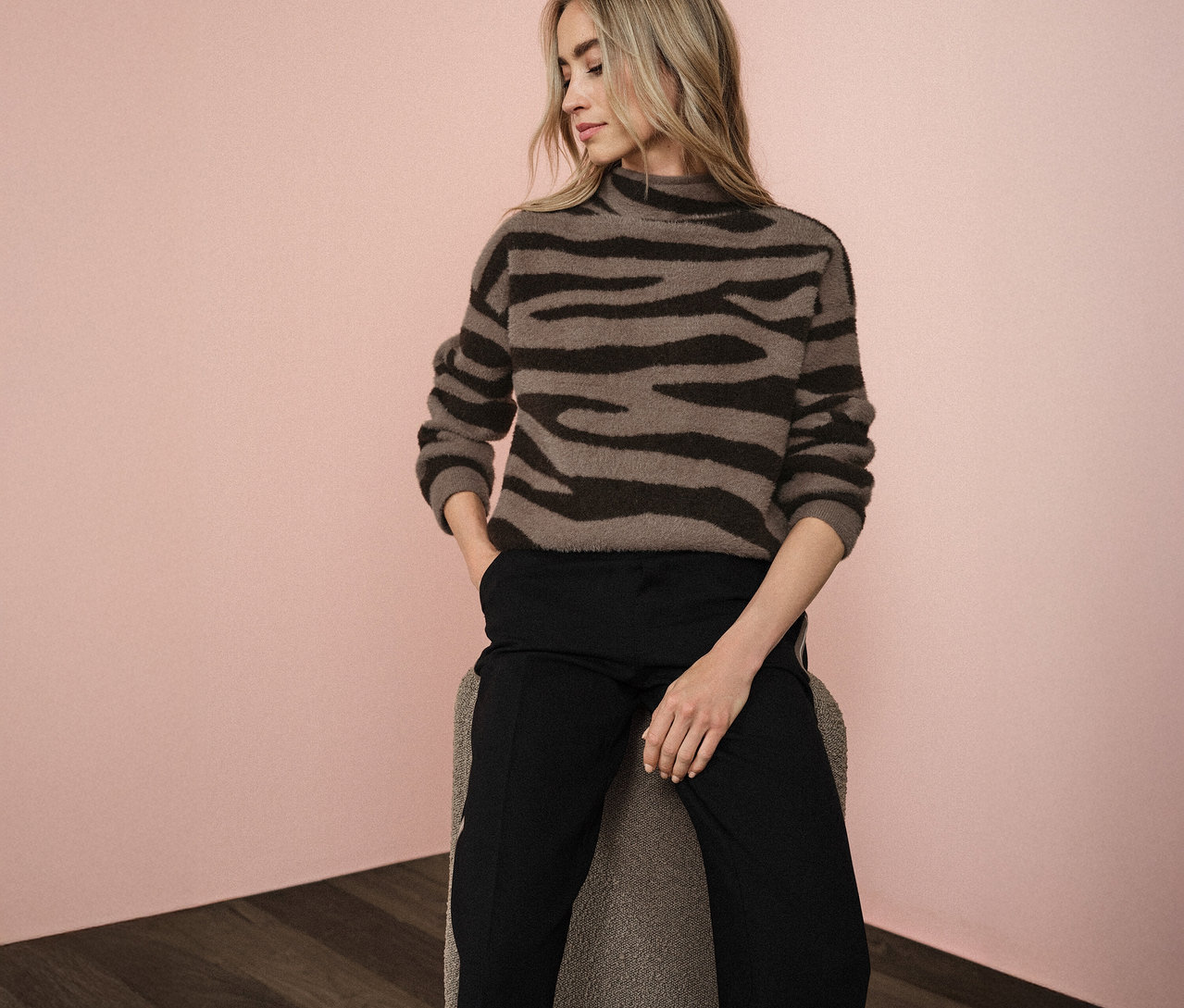 Femme assise portant un pull jacquard Street One.