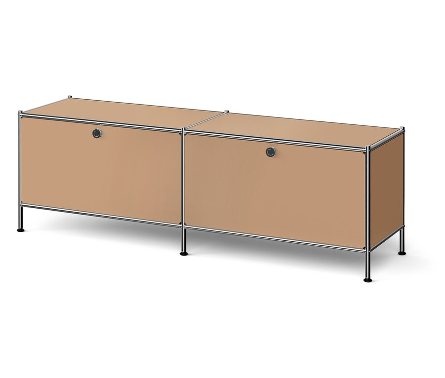 Deux armoires beiges avec cadre chromé et poignées rondes noires.