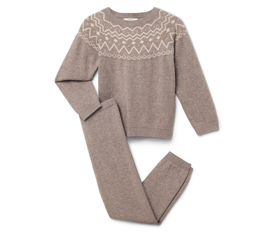 Pull et pantalon beiges avec motif géométrique.