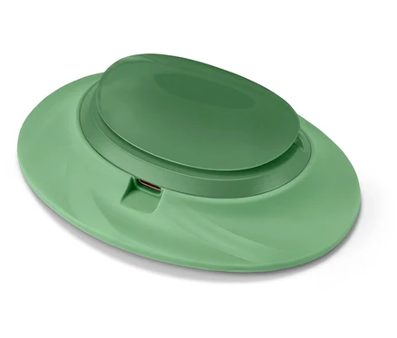 Un distributeur de savon vert sur fond blanc.