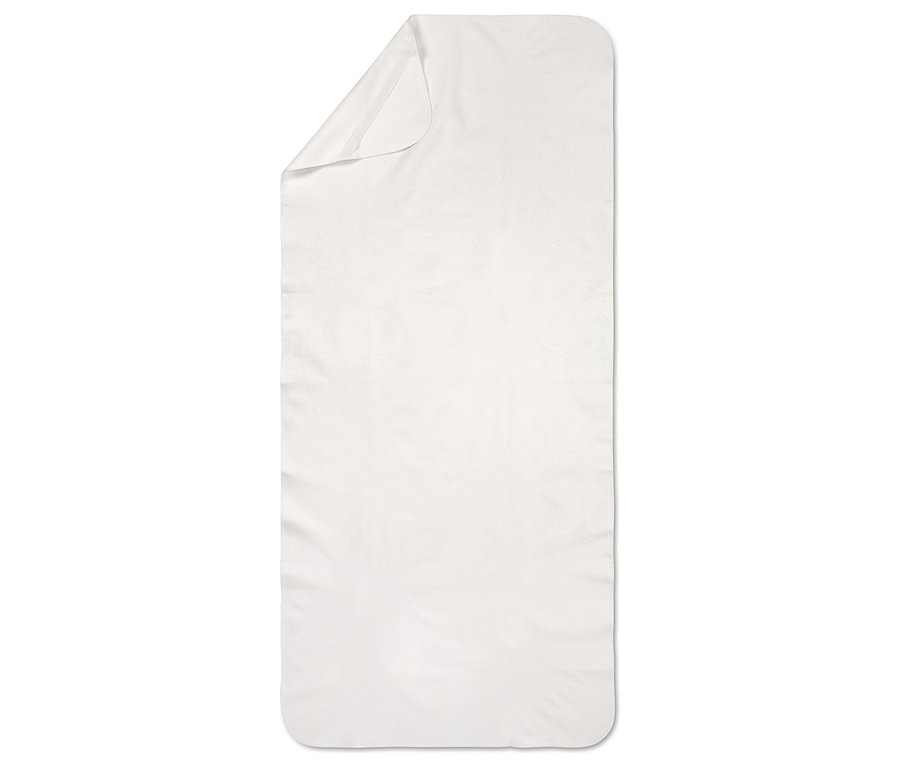 Une serviette blanche et allongée est posée sur une surface plane.