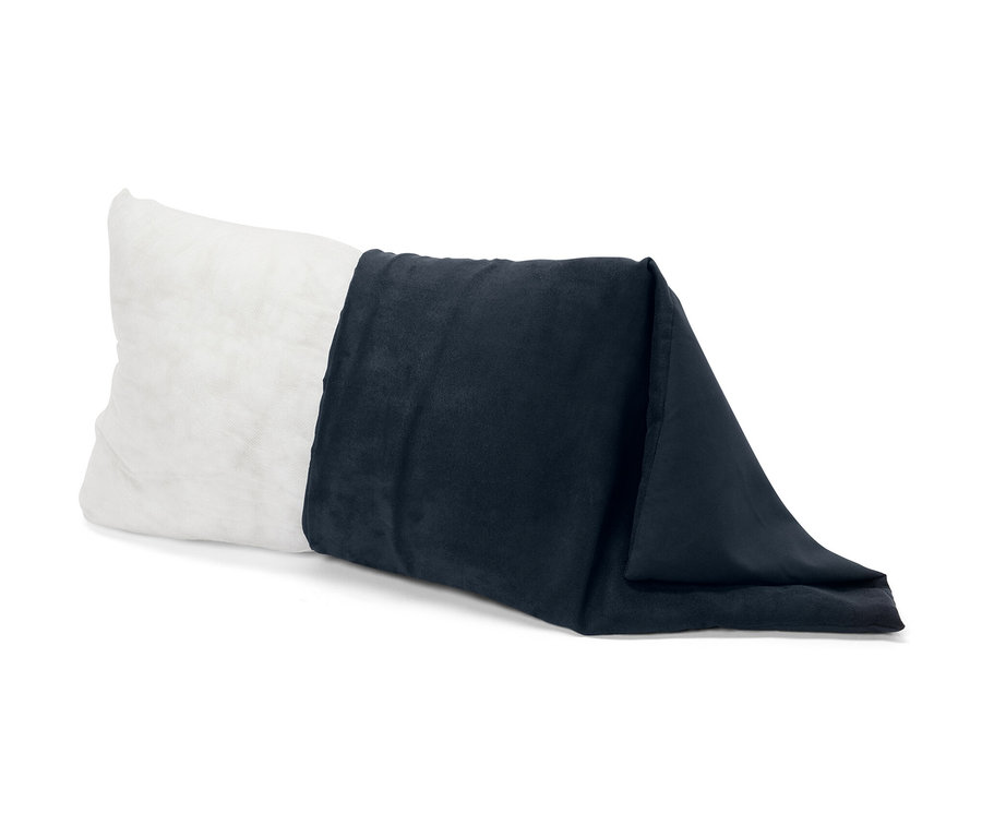 Un coussin de camping blanc roulé dans une couverture bleu foncé.