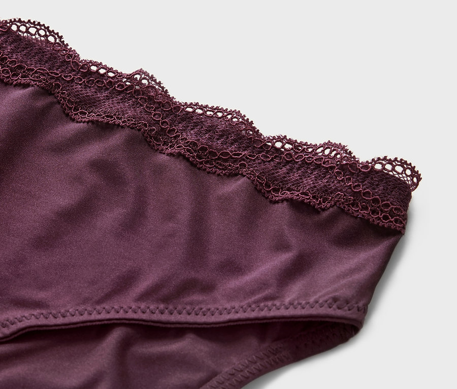 Gros plan sur une culotte violette 5 slips avec de la dentelle.
