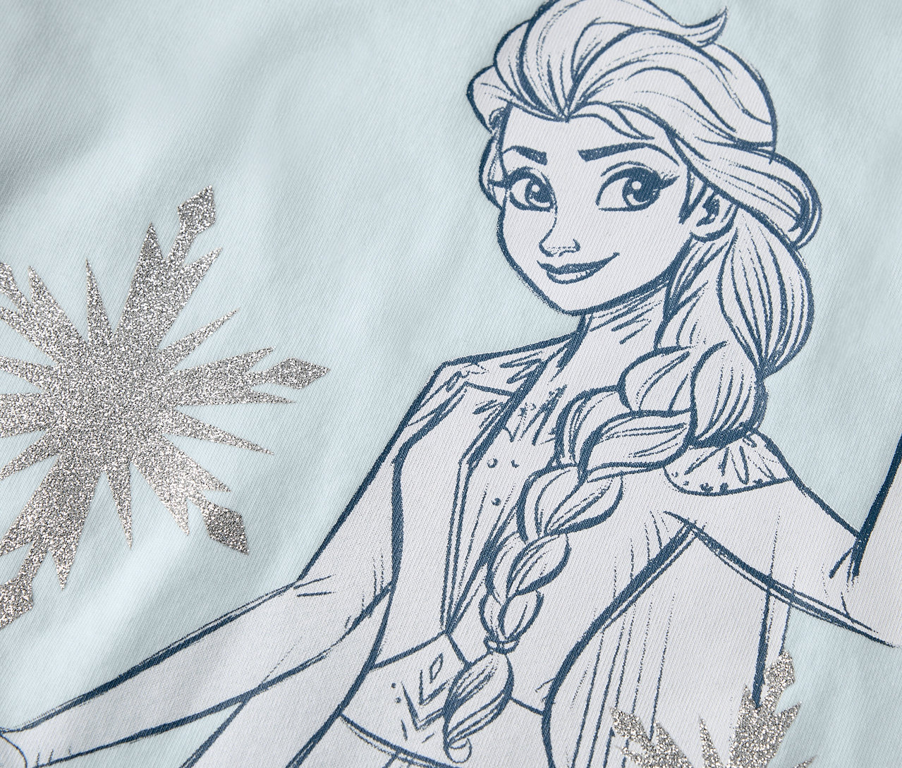 Illustration d'un t-shirt pour enfant avec Elsa et des flocons de neige.