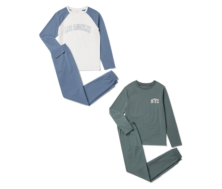Deux ensembles de pyjama. Un bleu avec un haut blanc avec l'inscription Los Angeles. Un vert avec l'inscription NYC.